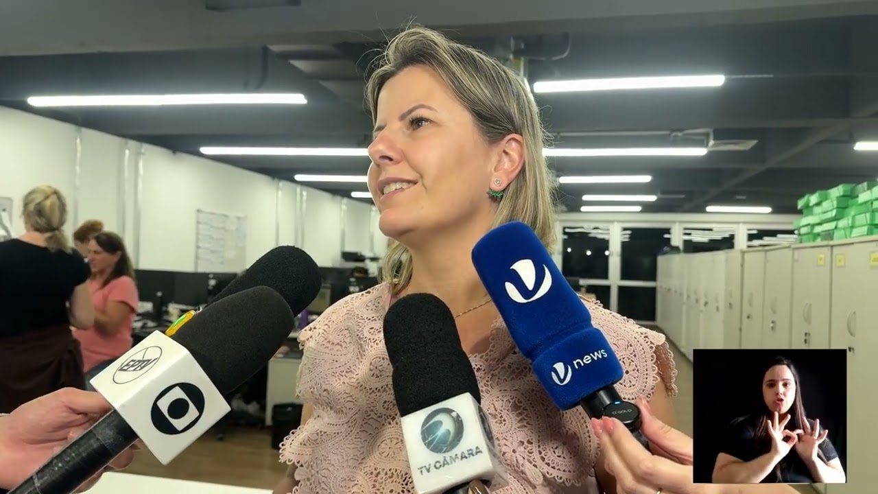 Técnicos da Justiça Eleitoral conferem boletins de urna durante apuração do primeiro turno na sede do TRE em Campinas, TV Camara Campinas.