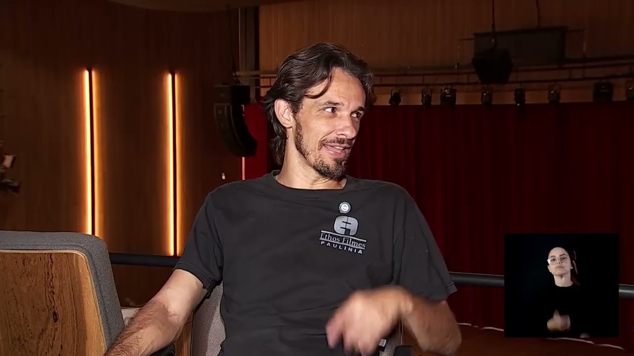 Ator e diretor Marcos Devono durante entrevista sobre a peça A Grande Estreia no programa Conexão Cultural da TV Câmara Campinas