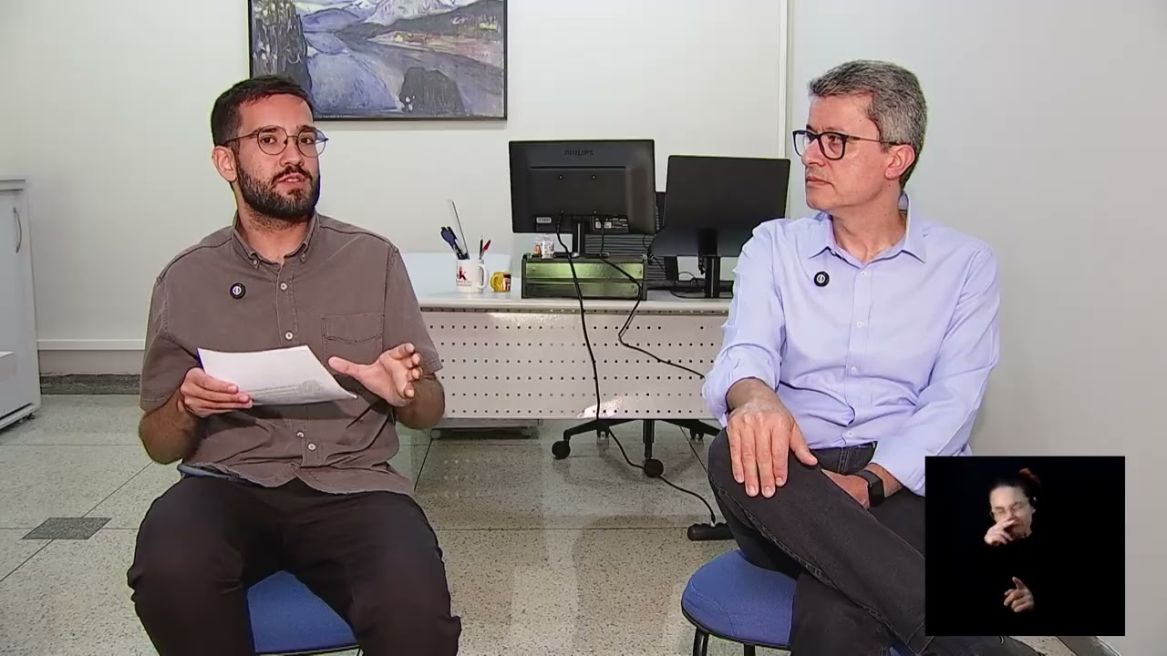 Professor Vittor Young, da FACAMP, durante entrevista sobre assinaturas esquecidas no quadro Na Ponta do Lápis da TV Câmara Campinas.