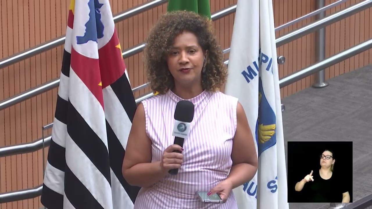 Estúdio do telejornal Câmara Notícia durante reportagem sobre aprovação de projetos na 60ª Reunião Ordinária da TV Câmara Campinas