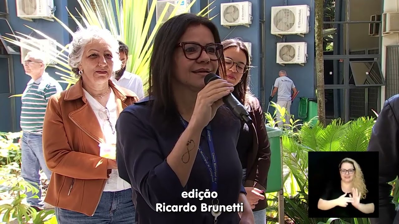Servidores da Câmara Municipal de Campinas reunidos no jardim do prédio legislativo durante o programa Câmara Integrada, TV Câmara Campinas