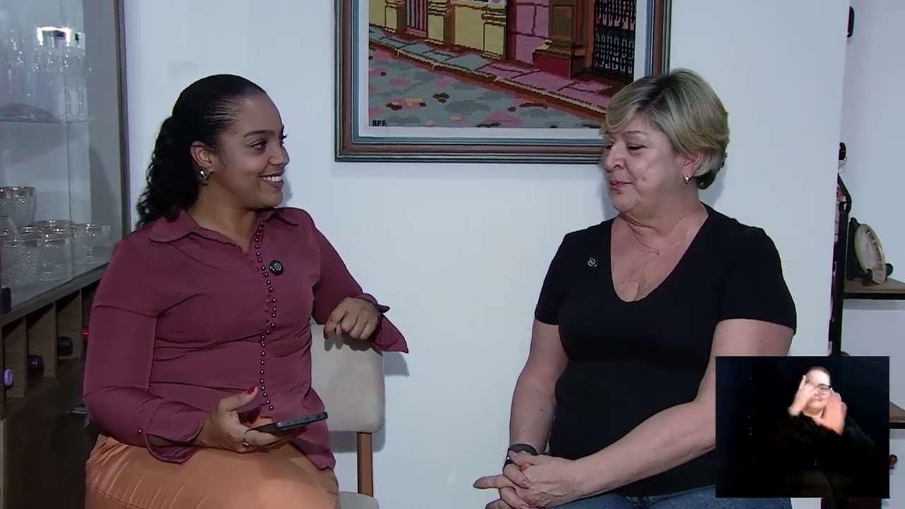 Cat sitter Ângela Lemos de Souza ao lado da gata Paçoca durante entrevista ao quadro É o Bicho, da TV Câmara Campinas