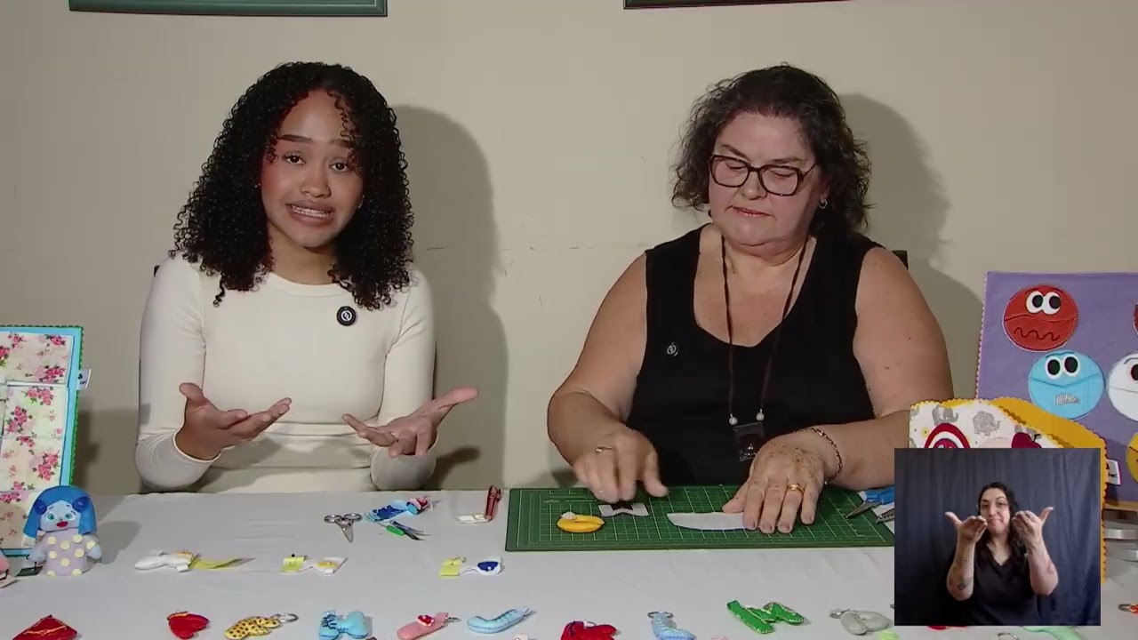 Artesã Adelaide demonstra costura à mão de chaveiro de letra em feltro no programa Faça Você Mesmo da TV Câmara Campinas