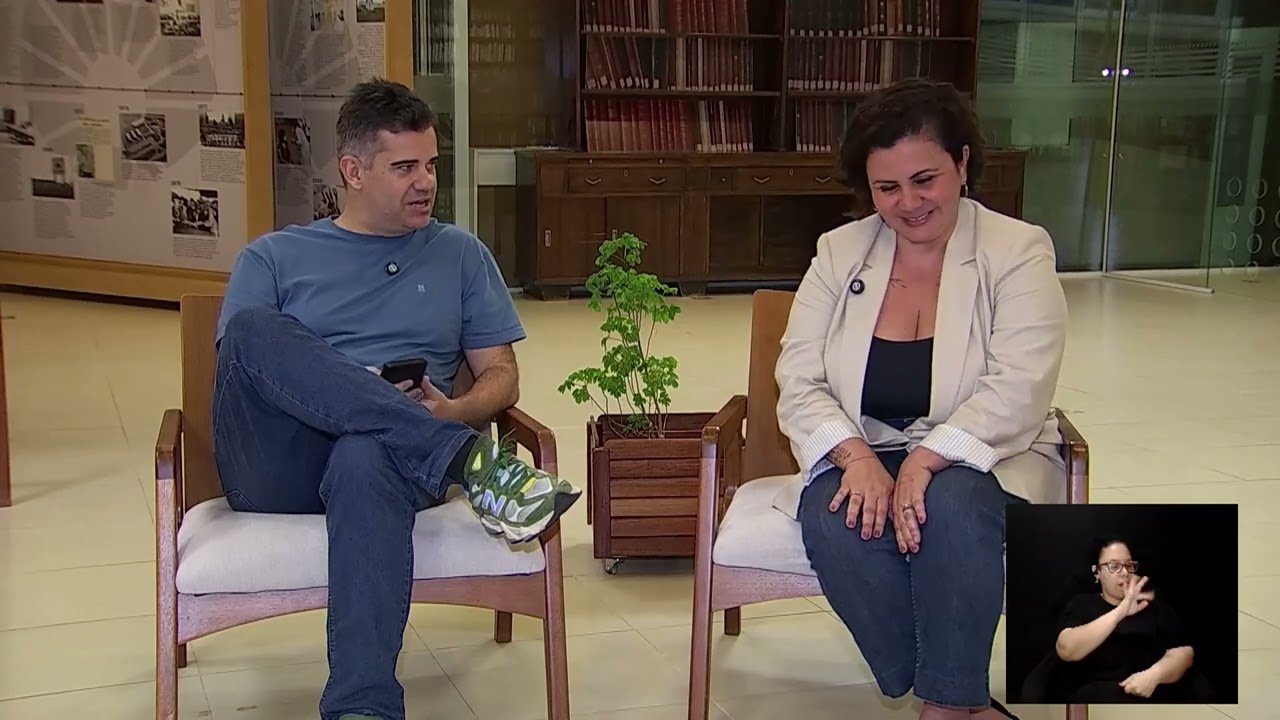 Escritora Mila Nascimento durante entrevista sobre o Clube Capitolinas no programa Conexão Cultural da TV Câmara Campinas.