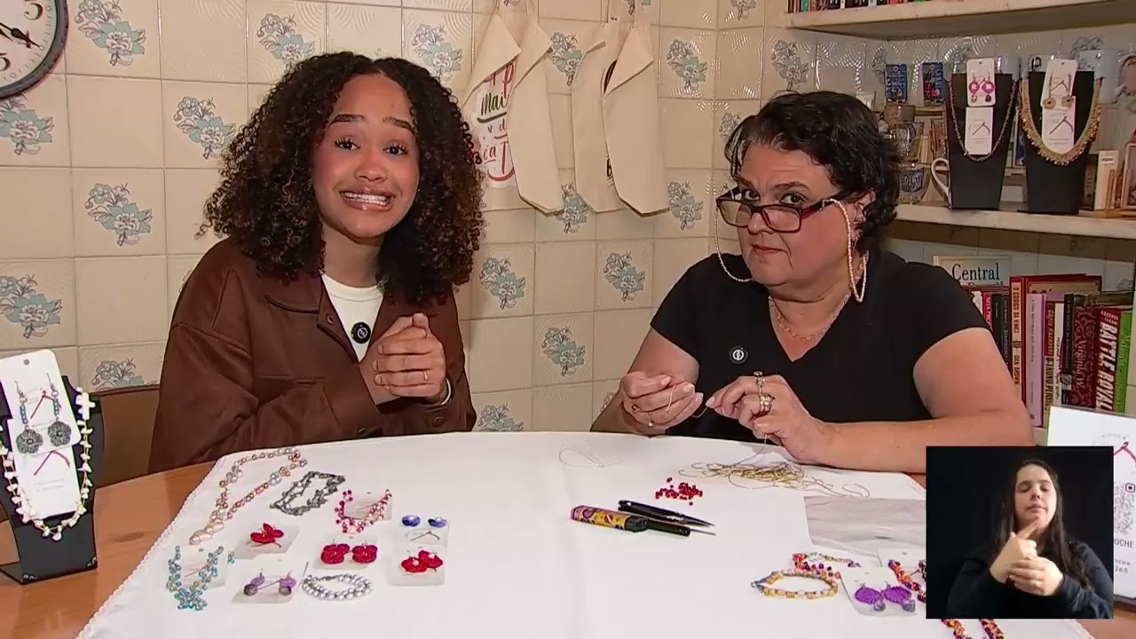 Artesã Luciana Santos exibe colar de crochê com miçangas durante entrevista no programa Faça Você Mesmo da TV Câmara Campinas