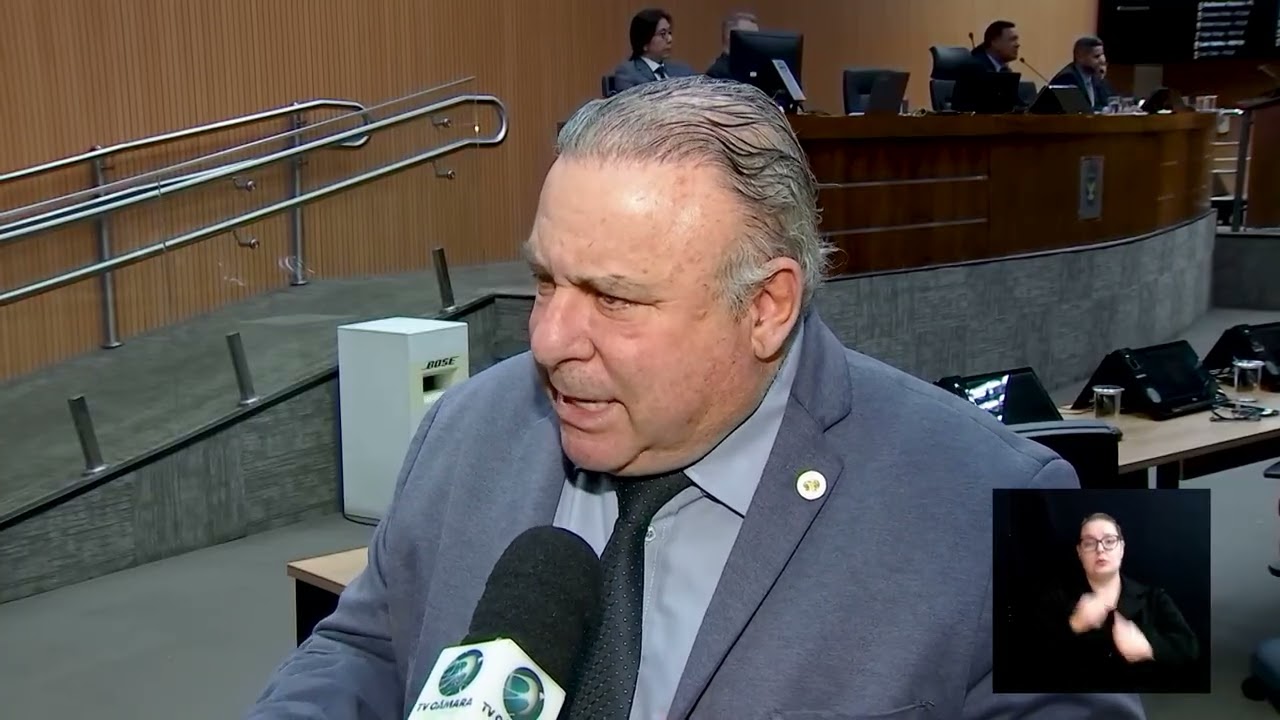 Vereador Arnaldo Salvetti durante sessão da Câmara sobre convênio da Sanasa com Sesi/Senai, na TV Câmara Campinas