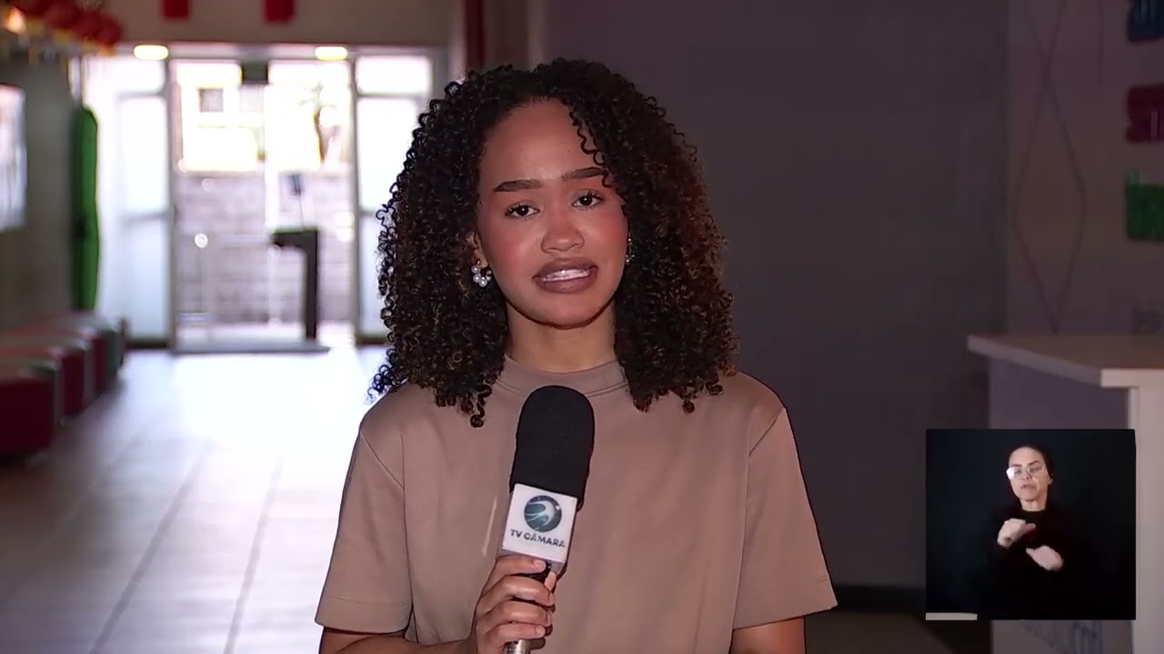 Estagiária da CPFL Energia durante entrevista sobre o Programa de Estágio 2027 da empresa, na TV Câmara Campinas