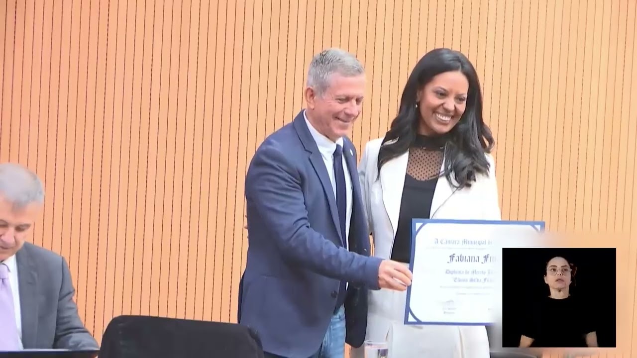 Vereador Paulo Haddad entrega diploma de mérito durante a 83ª Reunião Solene da Câmara de Campinas, TV Câmara Campinas
