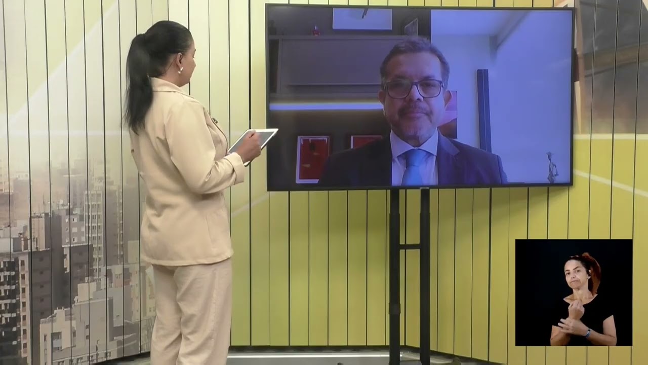 Advogado José Luiz Barbosa Pimenta Júnior durante entrevista sobre direitos do paciente no quadro É Seu Direito, da TV Câmara Campinas