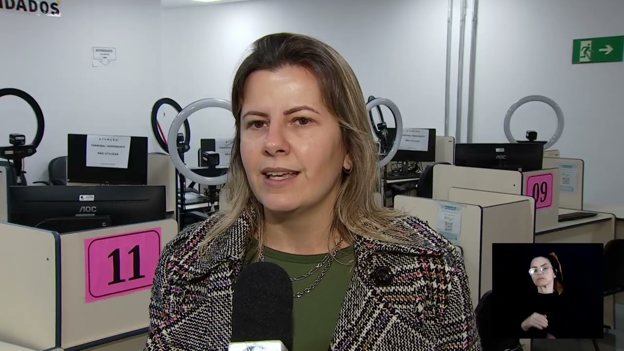 Título de eleitor com foto em destaque, documento que pode substituir outros na votação, em reportagem da TV Câmara Campinas