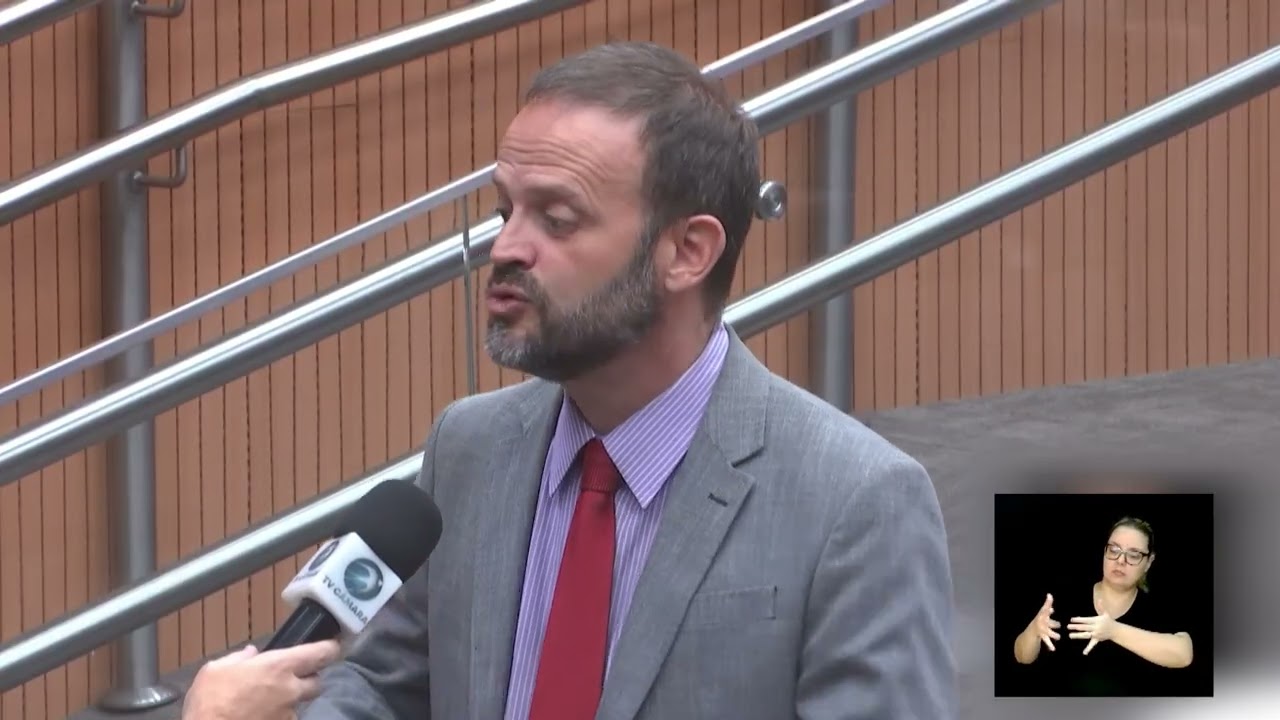 Vereador Wagner Romão durante gravação de matéria sobre requerimento dos ecopontos na Câmara Municipal de Campinas, TV Câmara Campinas.