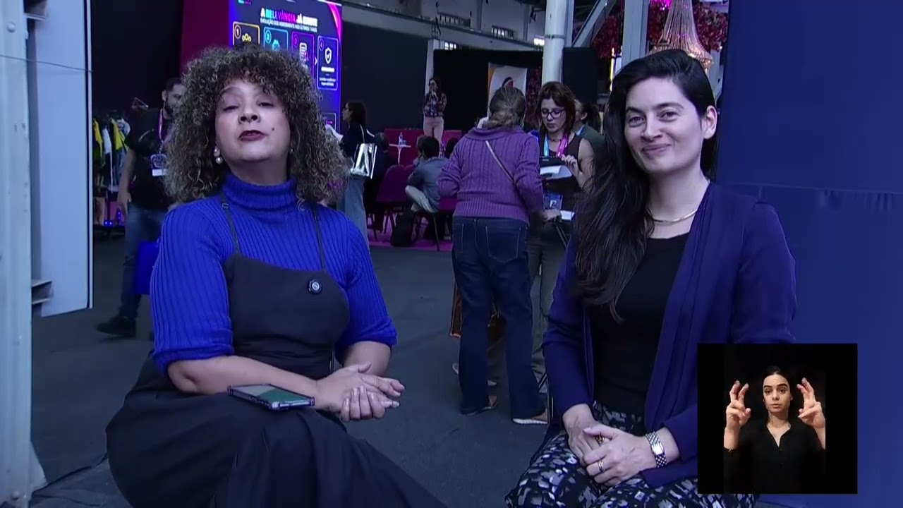 Thaís, embaixadora da trilha Pessoas, Impacto e Experiências, durante entrevista no Campinas Innovation Week para a TV Câmara Campinas