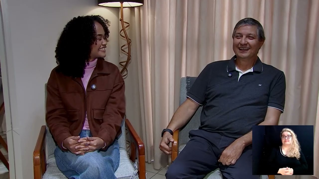 Escritor Wladimir Ribeiro durante entrevista sobre sua trajetória com retinose pigmentar no quadro Histórias de Vida da TV Câmara Campinas