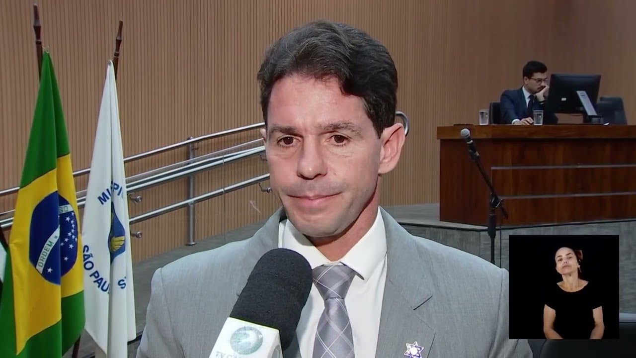 Vereador Marcelo Silva durante entrevista sobre projeto de lei para animais de rua na TV Câmara Campinas