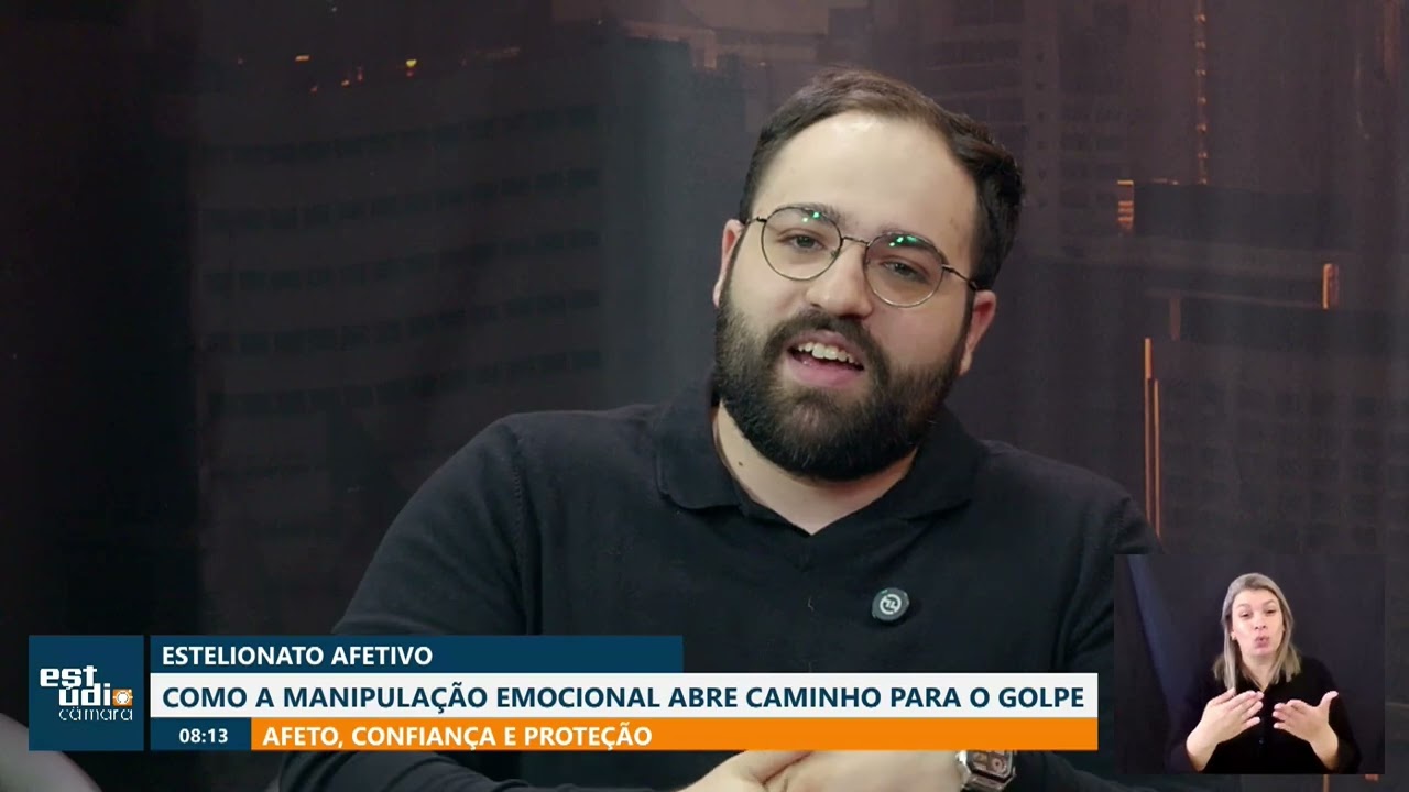 Psicólogo Mateus Anqueta durante entrevista sobre estelionato afetivo no programa Estúdio Câmara da TV Câmara Campinas