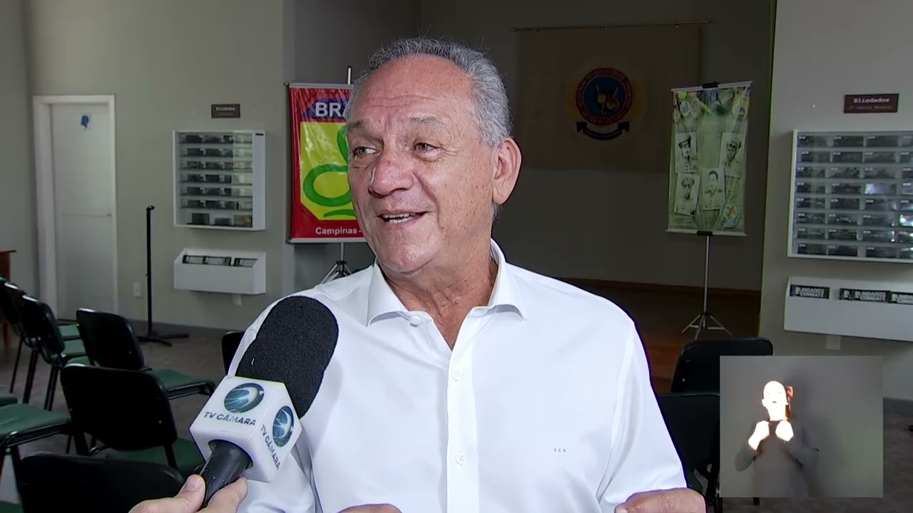 Vereador Luiz Rossini observa objetos do museu da Associação dos Expedicionários Campineiros em Campinas, TV Câmara Campinas