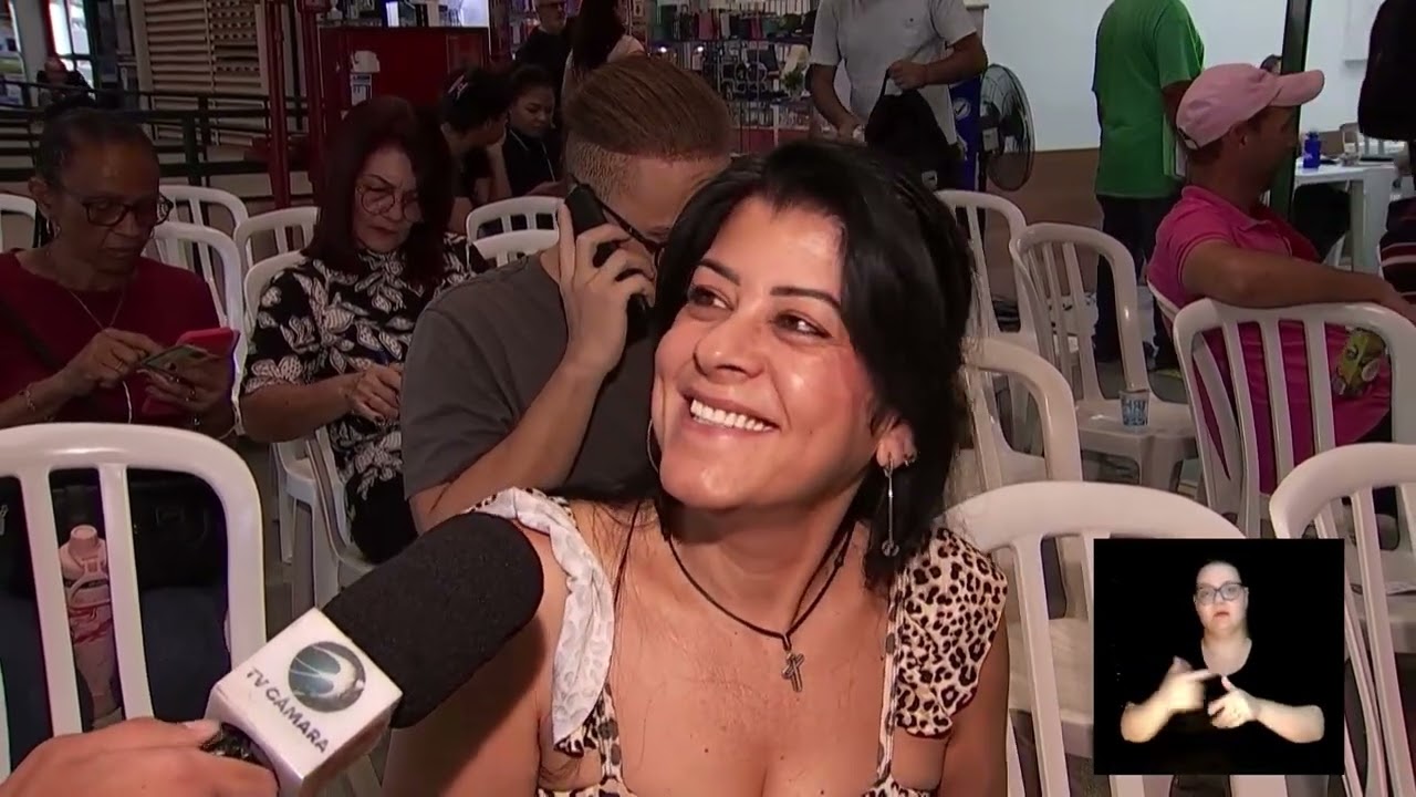 Camila Garrido, coordenadora do Cepat, é entrevistada no Feirão de Empregos no Ortoshop Ouro Verde, em Campinas, pela TV Câmara Campinas.