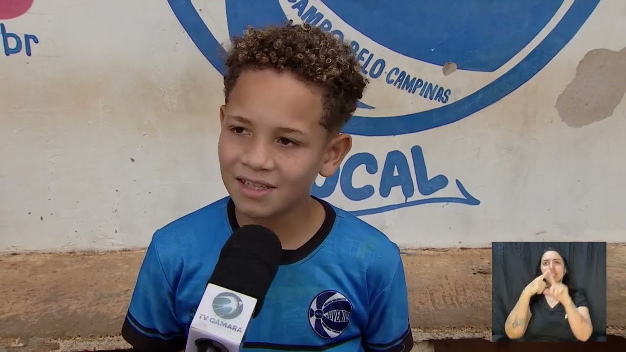 Roberto Barbassa, fundador do Grêmio Recreativo Juventude, durante entrevista no campo do Campo Belo para a TV Câmara Campinas