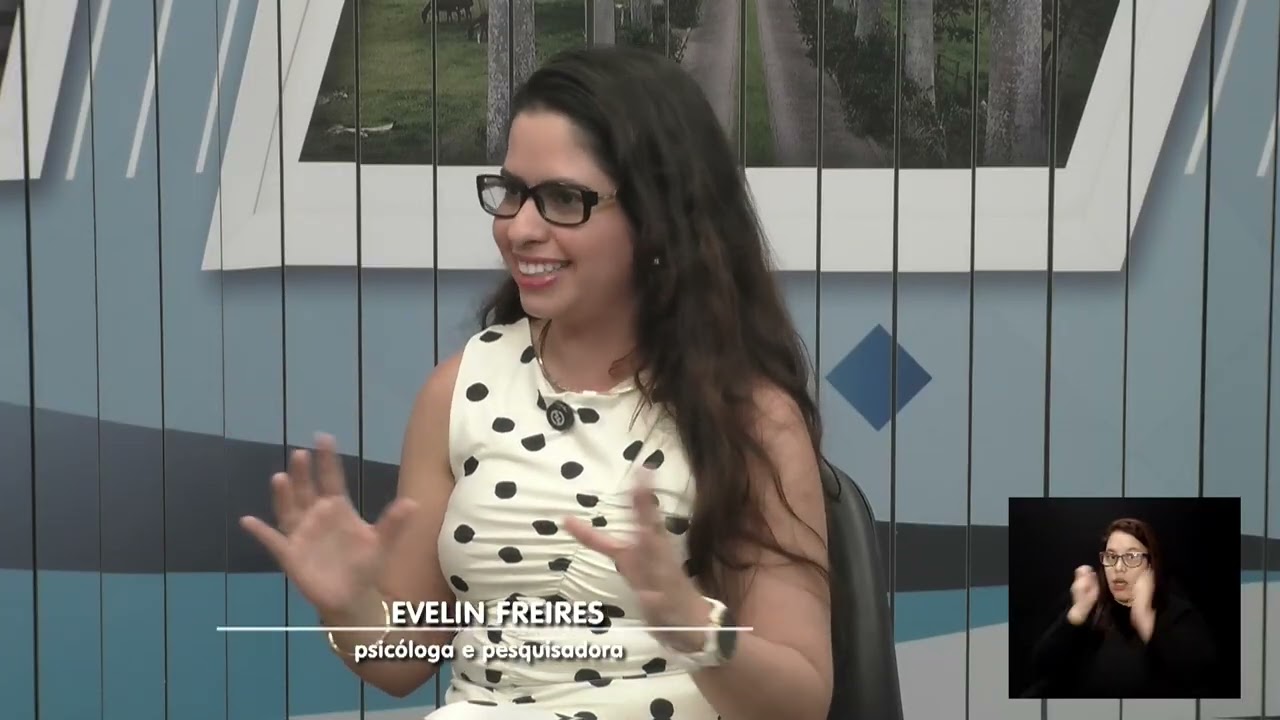 Psicóloga Evelin Freire durante entrevista sobre humor autodepreciativo entre adolescentes no programa Ponto de Vista da TV Câmara Campinas