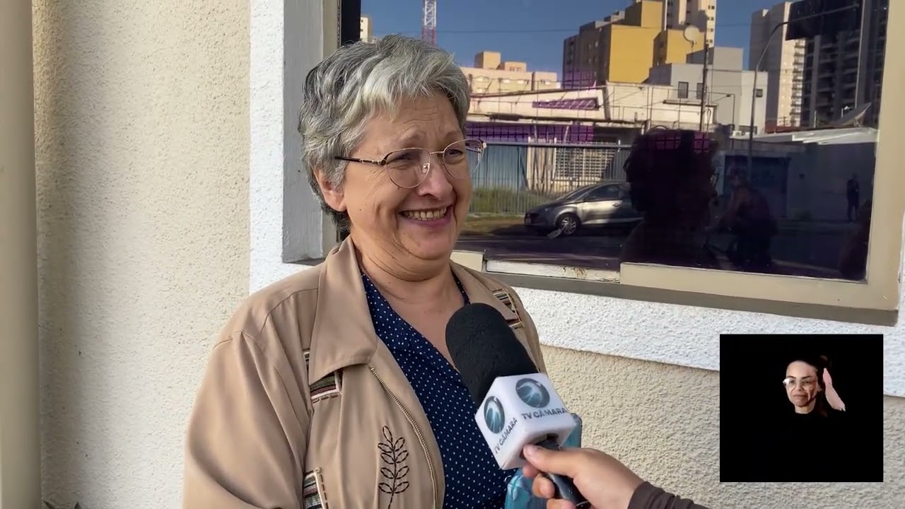 Aposentada Elizabete, 71 anos, chega ao colégio eleitoral Pil 12 no centro de Campinas antes da abertura dos portões, TV Câmara Campinas
