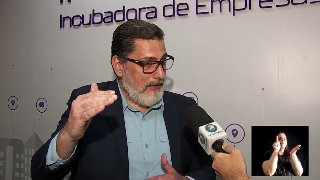 Equipe de digitadores da IMA conferindo boletins de urna na apuração paralela das eleições de 1988 em Campinas, TV Câmara Campinas