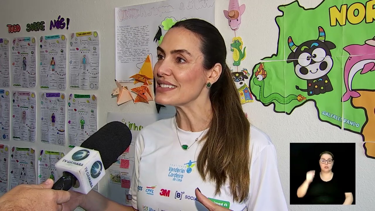 Atletas de base do Instituto Vanderlei Cordeiro de Lima durante aula de inglês após treino de atletismo, TV Câmara Campinas