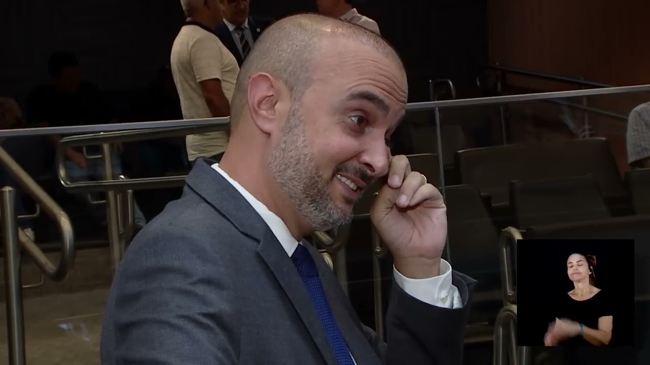 Vereador Gustavo Petta durante matéria sobre projeto de isenção de IPTU para livrarias de rua na TV Câmara Campinas
