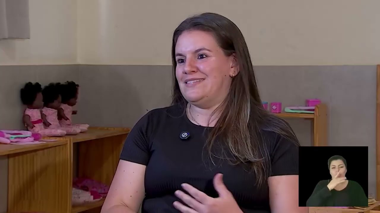 Diretora educacional Aline Mantovani durante entrevista sobre o Lar Escola Jesus de Nazaré, no bairro Bela Vista, para a TV Câmara Campinas.