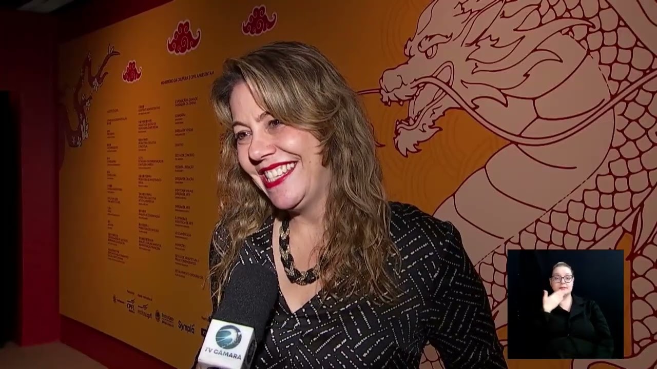 Visitantes observam painéis interativos da mostra sobre a Grande Muralha da China no Instituto CPFL em Campinas, TV Câmara Campinas