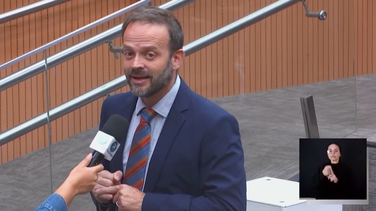 Vereador Wagner Romão discursa em plenário da Câmara Municipal durante apresentação de moção sobre data centers na TV Câmara Campinas.