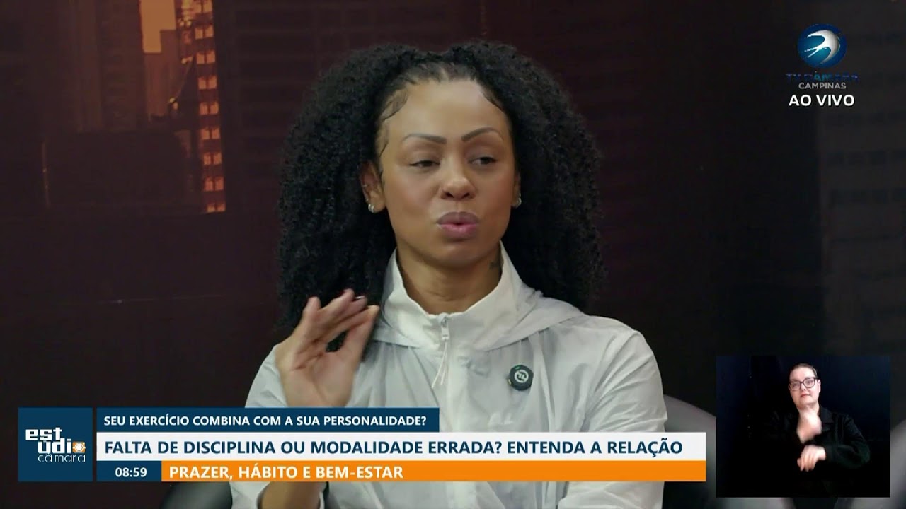 Personal trainer Daniele Silva durante entrevista sobre personalidade e atividade física no Estúdio Câmara da TV Câmara Campinas