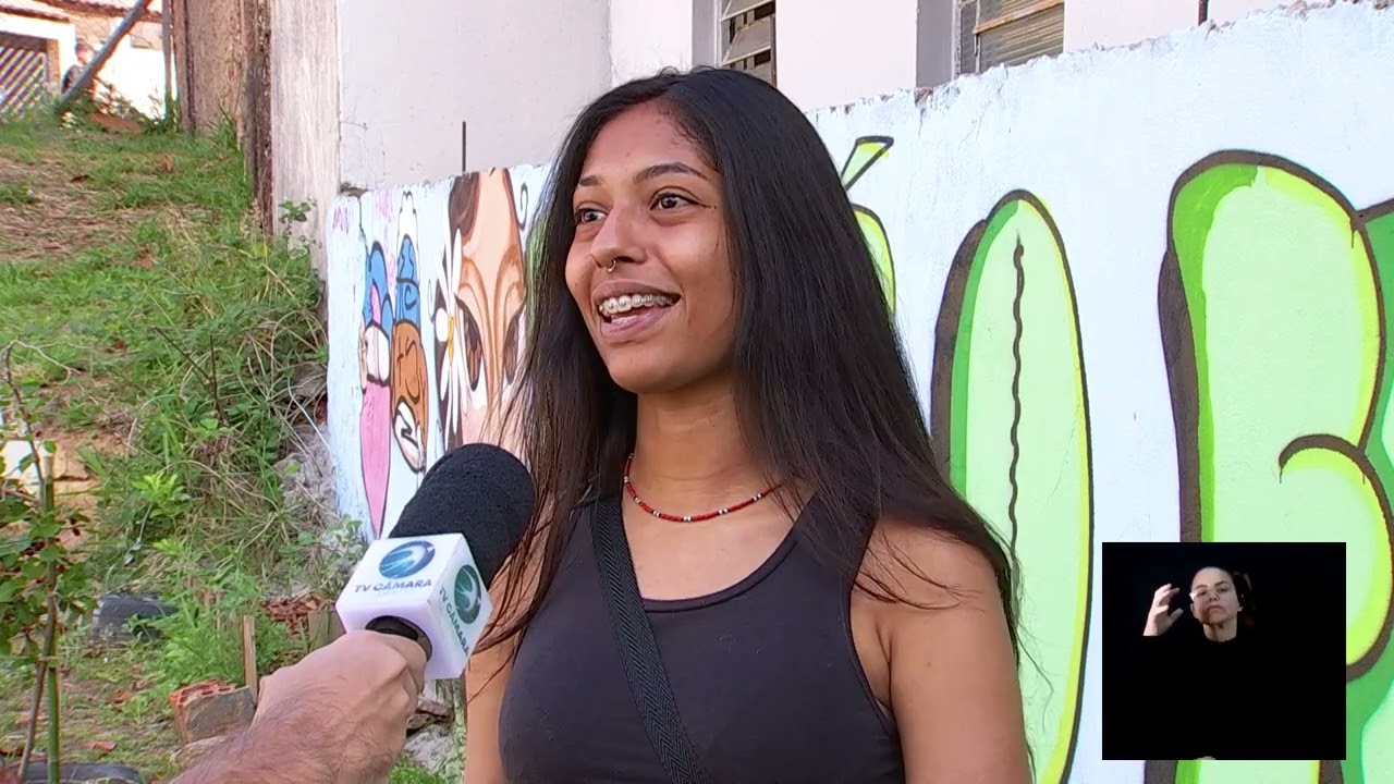 Jovens participam de roda de conversa na horta comunitária do Parque Itajaí, projeto Samba na Horta exibido pela TV Câmara Campinas
