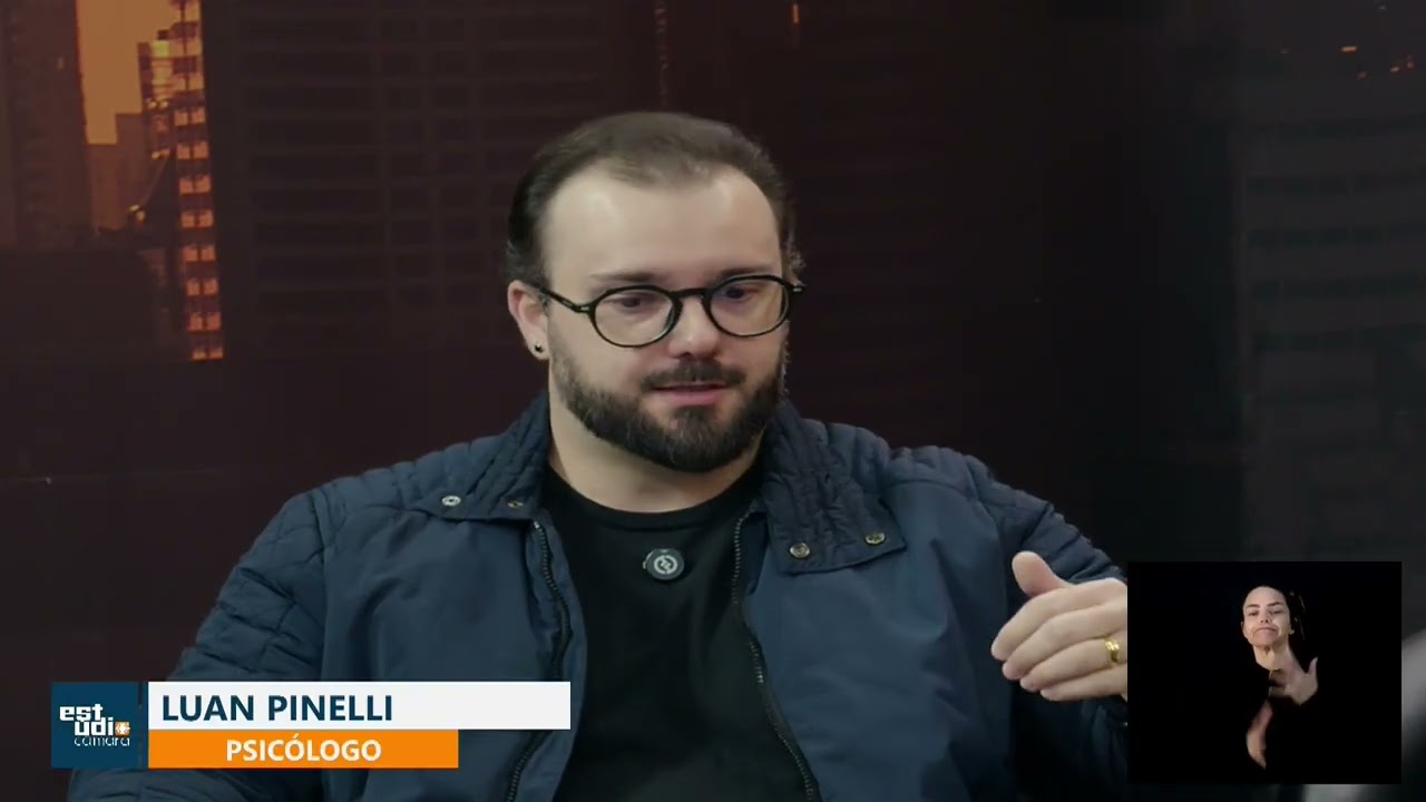 Psicólogos Luan Pinelli e Patrícia Barbosa durante entrevista sobre piloto automático no programa Estúdio Câmara da TV Câmara Campinas