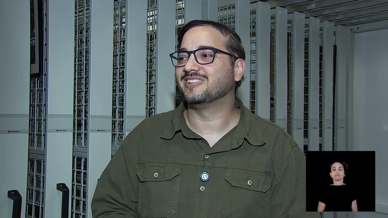 Servidor do setor de protocolo manuseia documentos durante reportagem sobre o Projeto Processos Digitais da TV Câmara Campinas