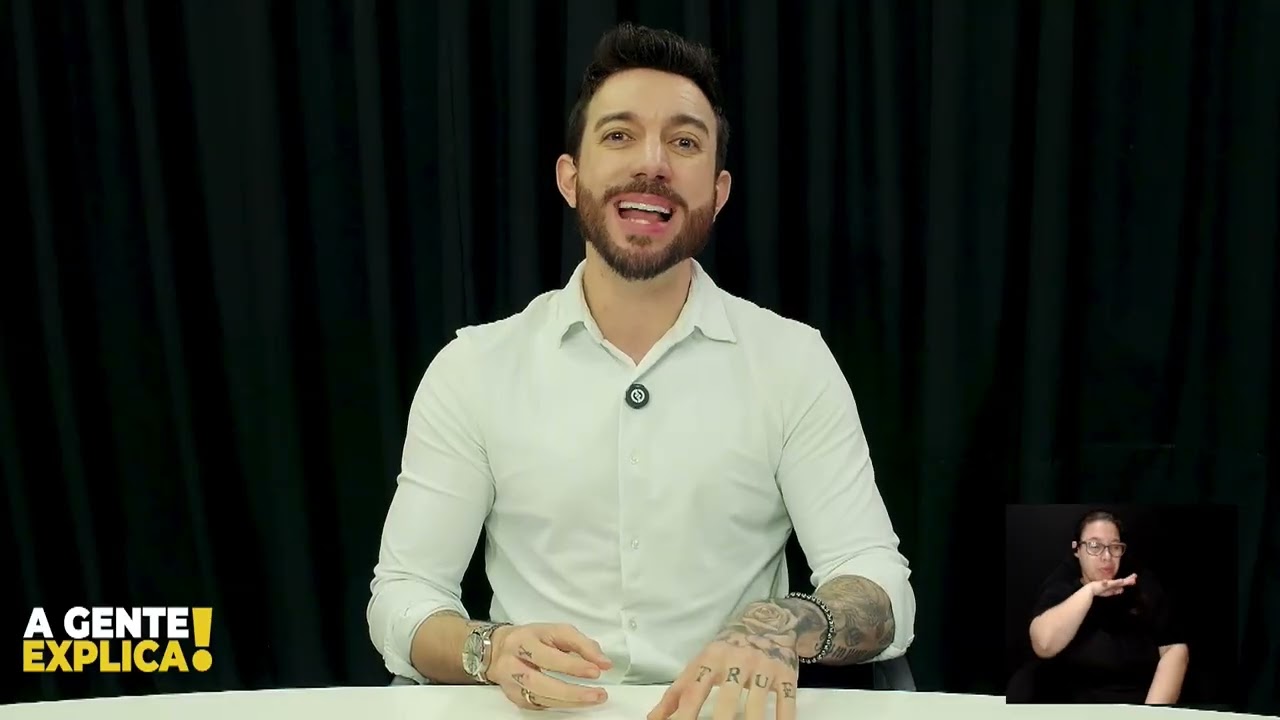 Psicólogo Rafael Polisel durante explicação sobre procrastinação no quadro A Gente Explica da TV Câmara Campinas