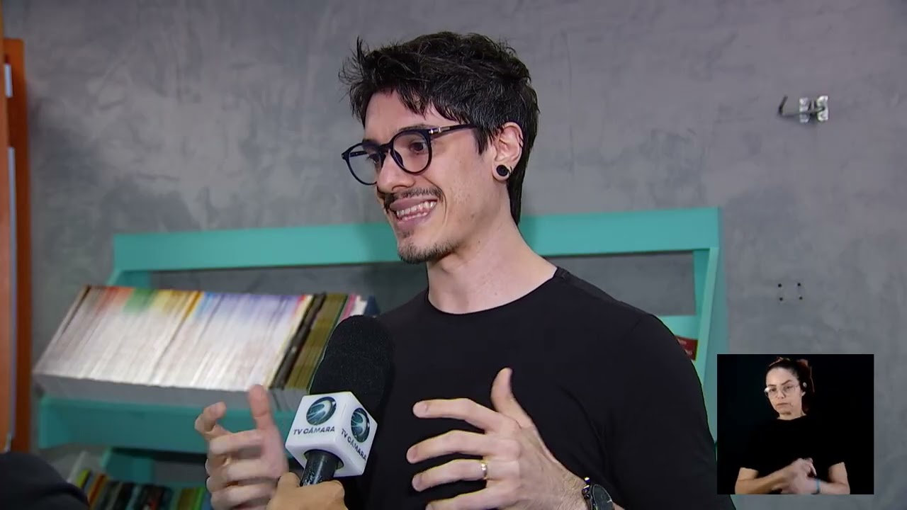 Professora usa recursos digitais e jogos pedagógicos em sala de aula durante reportagem da TV Câmara Campinas