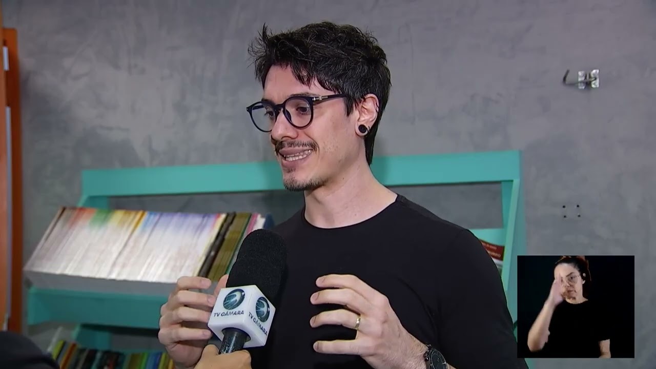 Professora leciona em sala de aula do Colégio Crescer, em Campinas, durante atividade com tecnologia educacional, TV Câmara Campinas
