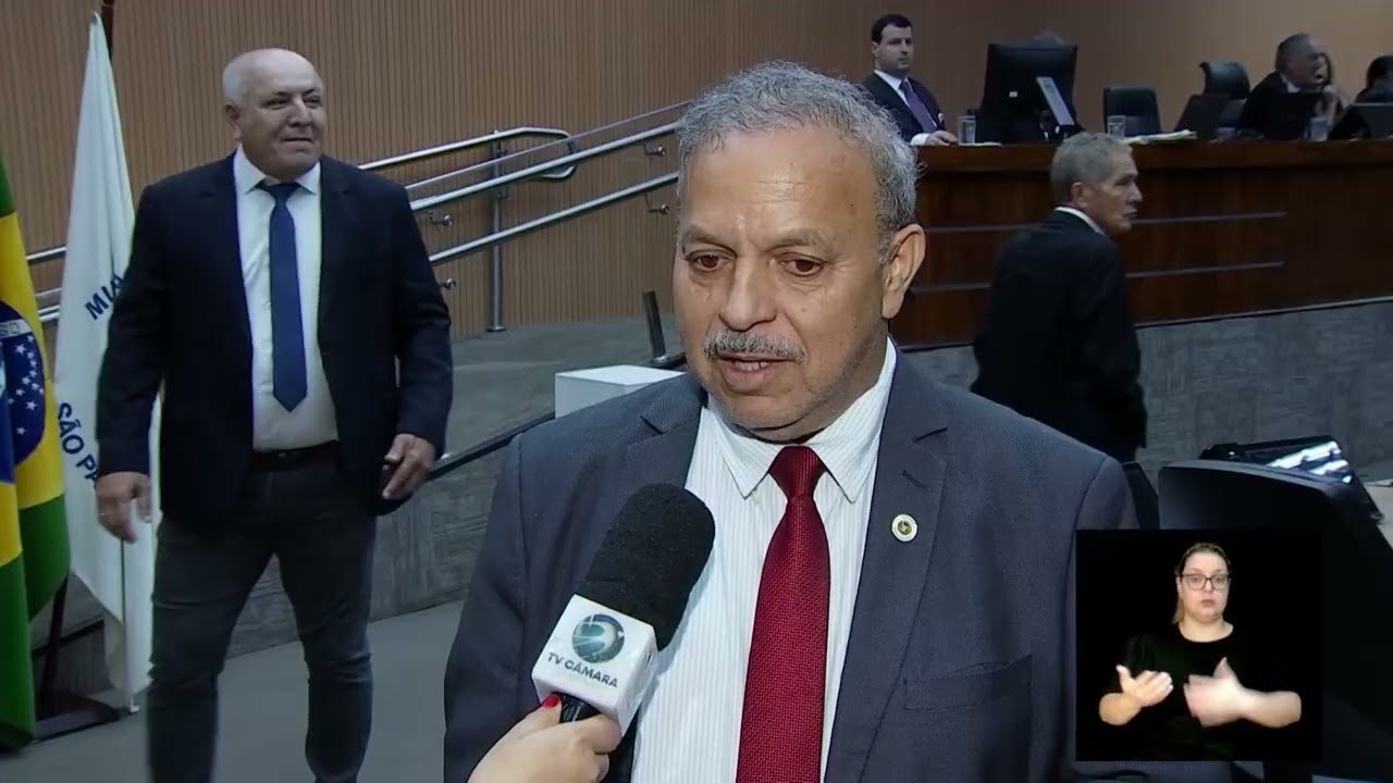 Vereador Ailton da Farmácia durante entrevista sobre projeto de lei de autodefesa para mulheres na TV Câmara Campinas