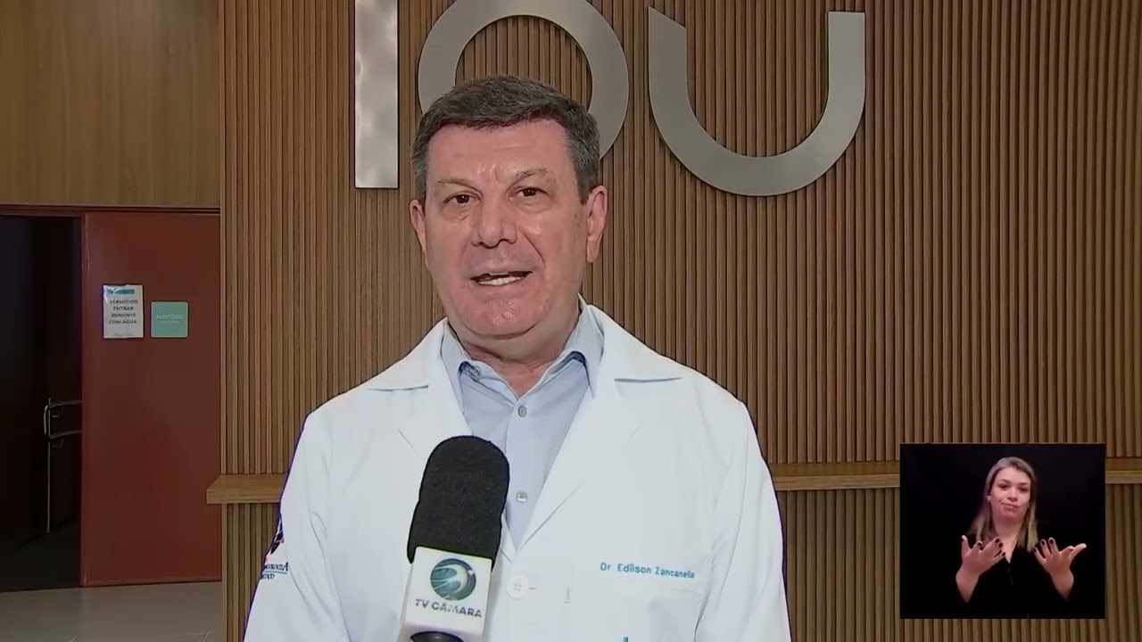 Médico Edilson Zancanella durante entrevista sobre qualidade do sono no programa Alô Doutor da TV Câmara Campinas