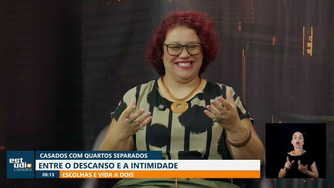 Psicóloga Tamara Esquiozer durante entrevista sobre casais que dormem em quartos separados no programa Estúdio Câmara da TV Câmara Campinas.