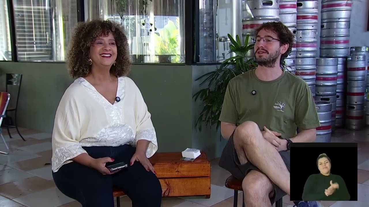 Empresário Alexandre durante entrevista sobre a trajetória de cervejaria artesanal no programa Ser Empreendedor, da TV Câmara Campinas.