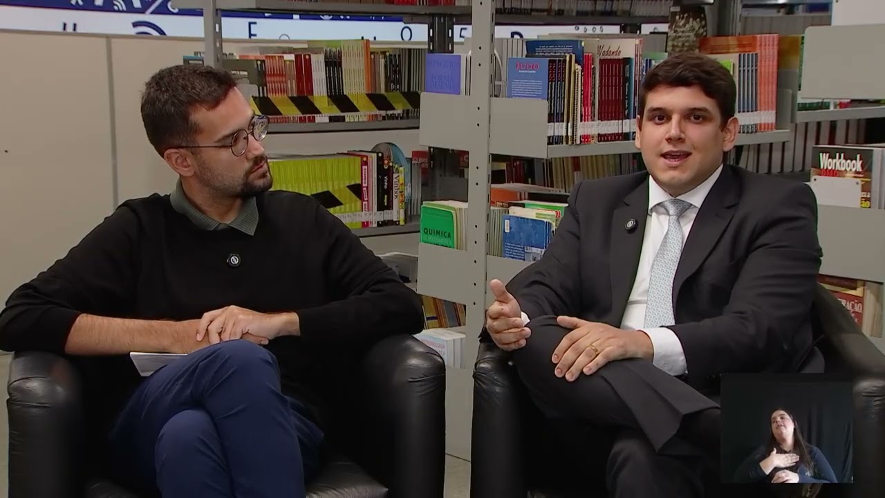 Professor Thiago Maciel durante entrevista sobre seguro-desemprego no programa Na Ponta do Lápis da TV Câmara Campinas.