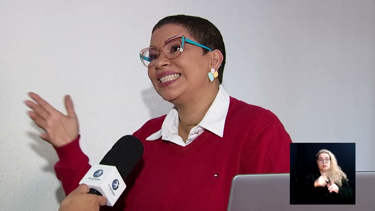 Contadora explica regras do Simples Nacional híbrido a microempresários em reportagem da TV Câmara Campinas