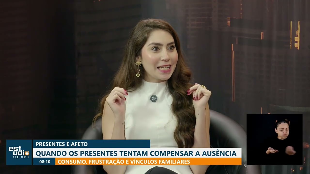 Psicóloga Júlia Nogueira e a pedagoga Evelyn Magrib durante debate sobre afeto e presentes no programa Estúdio Câmara da TV Câmara Campinas