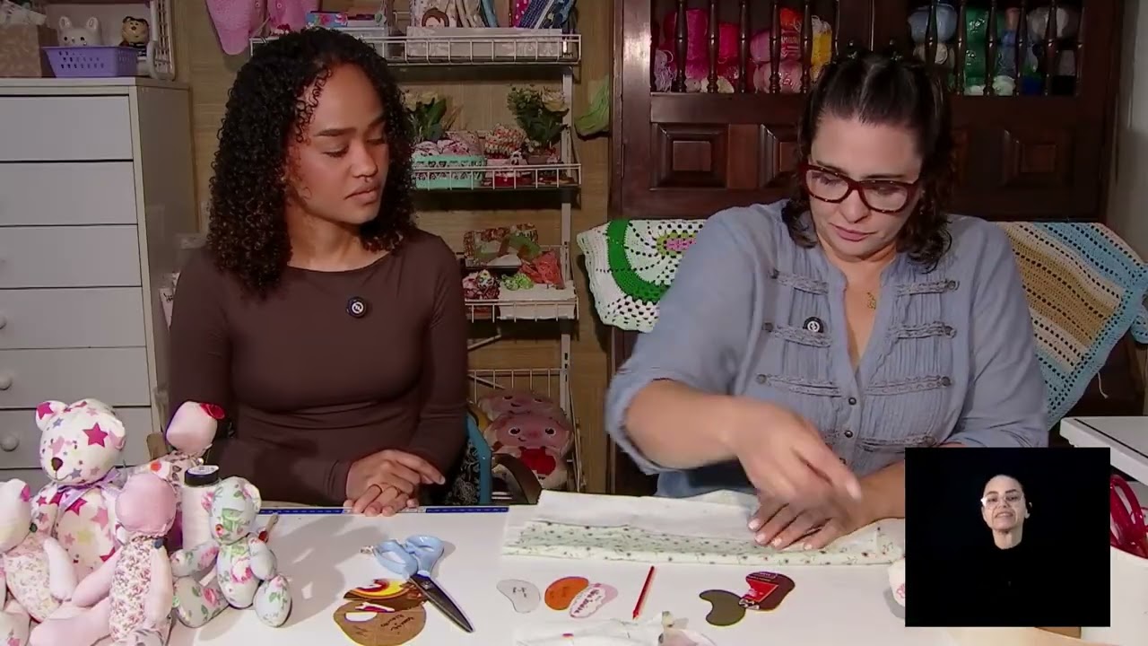 Artesã Renata Hunger costura urso de retalhos durante o programa Faça Você Mesmo da TV Câmara Campinas