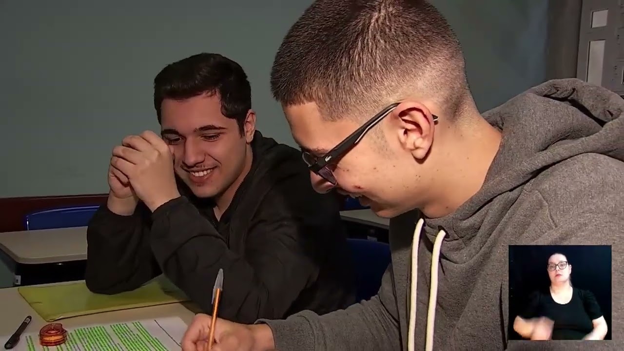 Professora Thaís Fátilo em entrevista sobre a reta final do vestibular Unicamp na TV Câmara Campinas